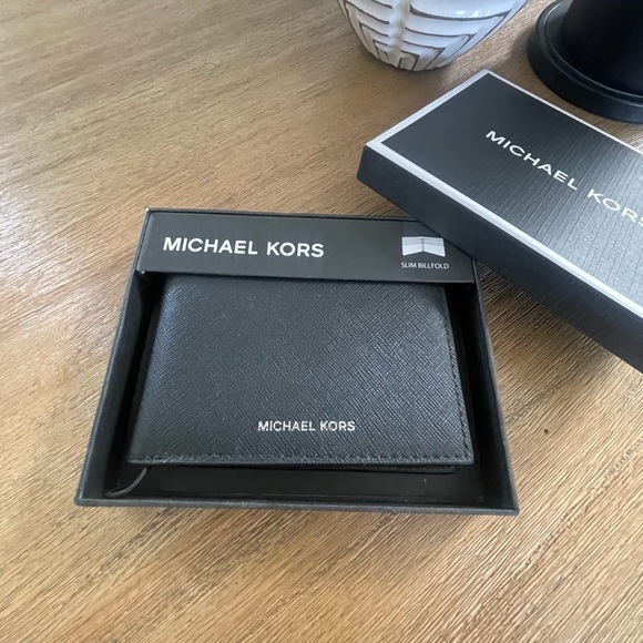 Michael Kors leather bifold wallet - Picture 3 of 5